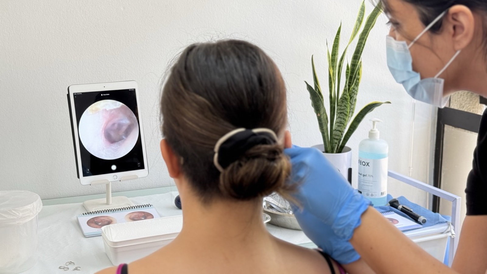 Fonoaudióloga realizando video otoscopia con visualización en pantalla